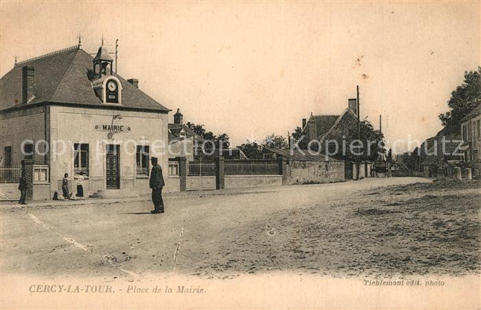 Cercy-la-Tour Place de la Mairie