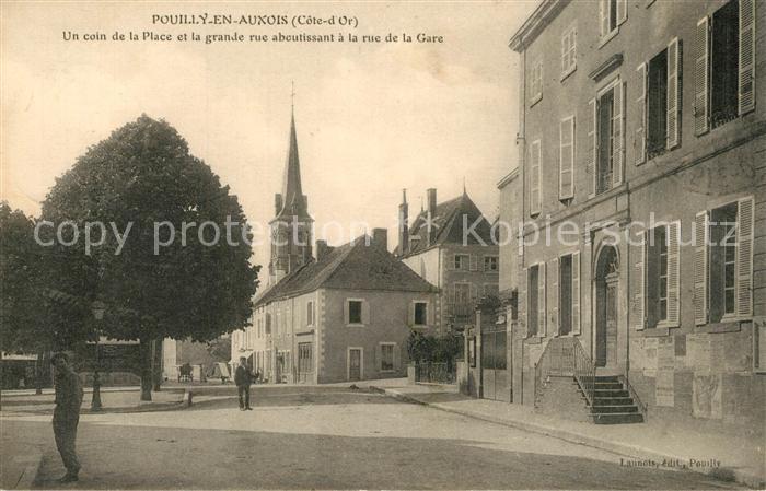 Pouilly-en-Auxois Un coin de la Place et la grande rue aboutissant a la rue de l