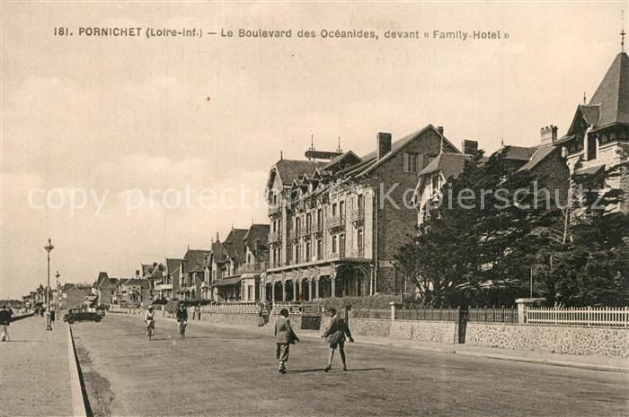 Pornichet Le Boulevard des Oceanides devant Family Hotel