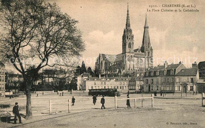 Chartres 28 Place chatelet et la Cathedrale