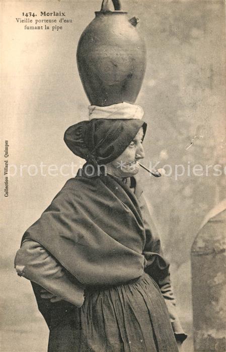 Morlaix Vieille porteuse d’eau fumant la pipe