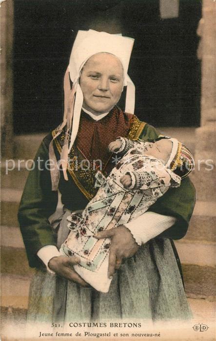 Plougastel-Daoulas Costumes Bretons Jeune femme et son nouveau ne