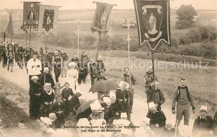 Sainte Anne La Palud Finistere Prozession Kreuz Banner