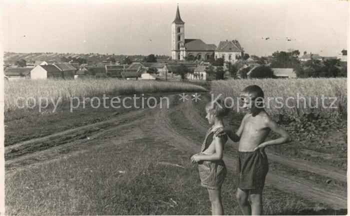 Kolin Kinder auf dem Feldweg