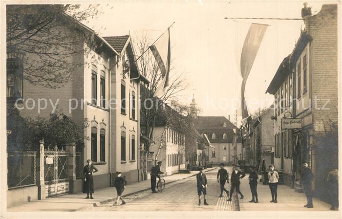 Neudietendorf Strassenpartie Jugendliche Fahnen