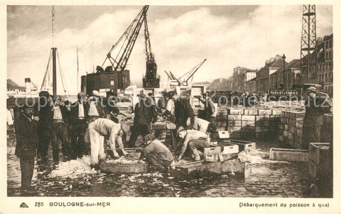 Boulogne-sur-Mer Débarquement du poisson a quai Port de pêcheur