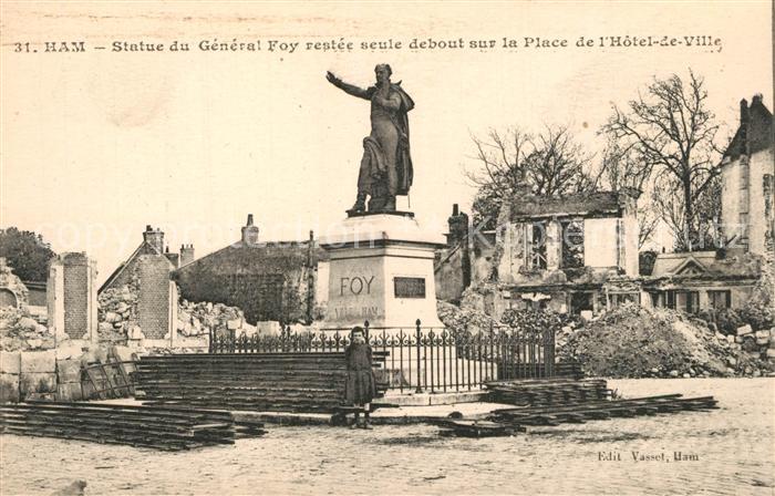 Ham Somme Statue du General Foy restee seule debout sur la Place de l’Hotel de V