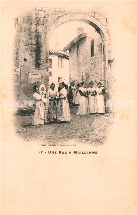 Marseille Bouches-du-Rhone Une Rue a Maillanne Frauen Festtagstrac