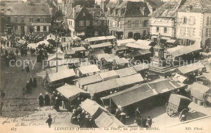 Lesneven La Place un jour de Marche
