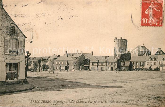 Bricquebec Le Chateau vue prise de la Place des Buttes