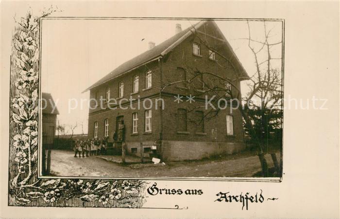 Archfeld Schulgebaeude Maedchengruppe