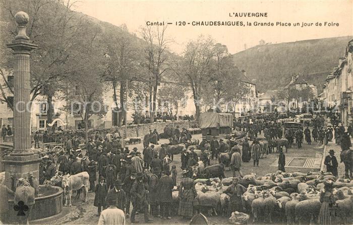 Chaudes-Aigues Grande Place un jour de Foire