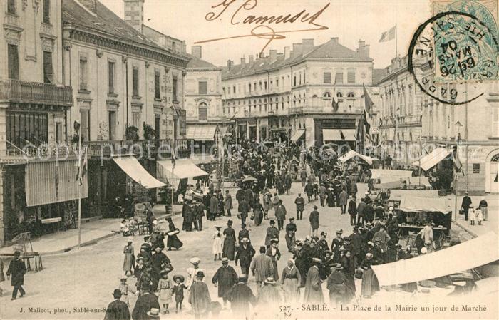 Sable-sur-Sarthe La Place de la Mairie un jour de Marche