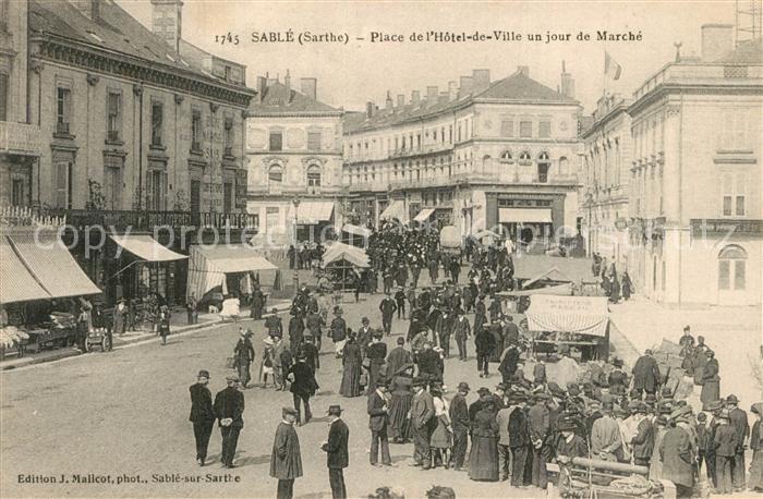 Sable-sur-Sarthe Place de l Hotel de Ville Marche