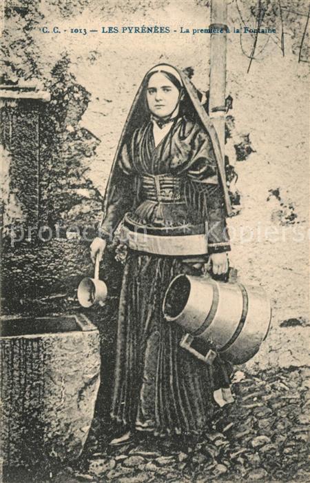 Trachten Frankreich Wassertr?gerin Pyrenees Fontaine