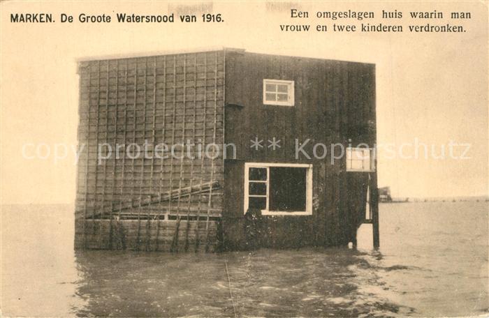 Marken De Groote Watersnood van 1916 Een omgeslagen huis waarin man vrouw en twe