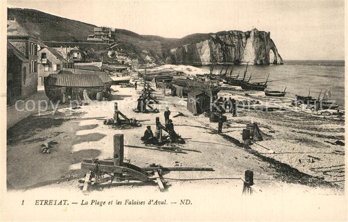 Etretat La Plage et les Falaises d Aval