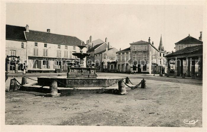 Nogent en Bassigny Place de l_Hôtel de Ville Fontaine