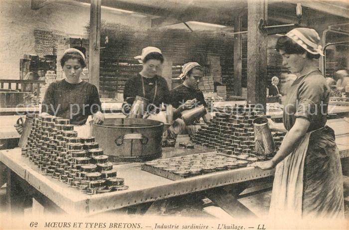 Bretagne Region Moeurs et Types Bretons Industrie sardinière huilage