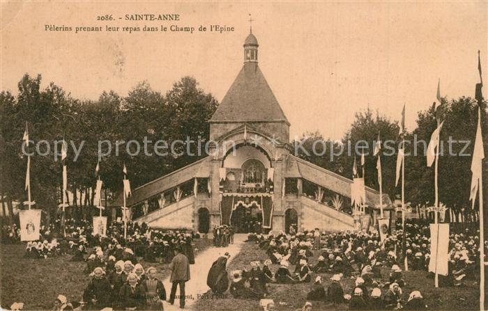 Sainte-Anne-d Auray Pèlerins prenant leur repas dans le Cha