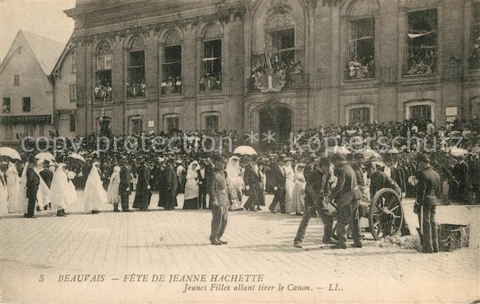 Beauvais 60 Fête de Jeanne Hachette Jeunes Filles allant tirer le Canon