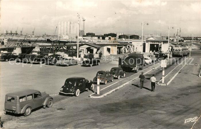 La Pallice-Rochelle File des voitures avant leur embarquement sur le bac