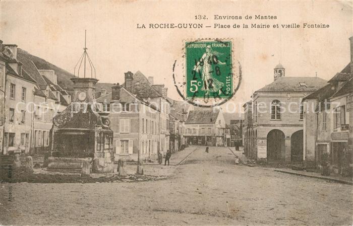 La Roche-Guyon Place de la Mairie et vieille Fontaine