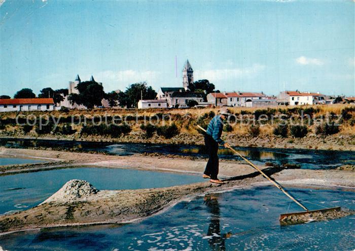 Ile de Noirmoutier Paludier tirant le Sel