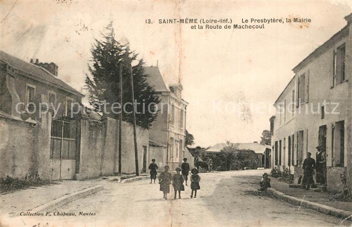 Saint-Meme-le-Tenu Le Presbytere la Mairie et la Route de
