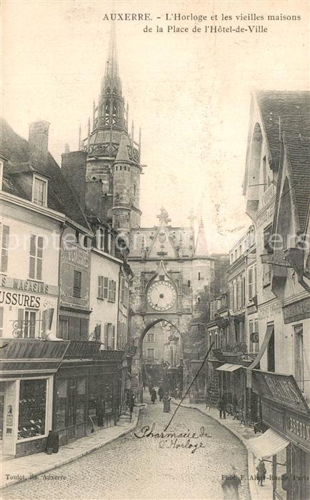 Auxerre Horloge et les vieilles maisons de la Place de l’Hotel de Ville