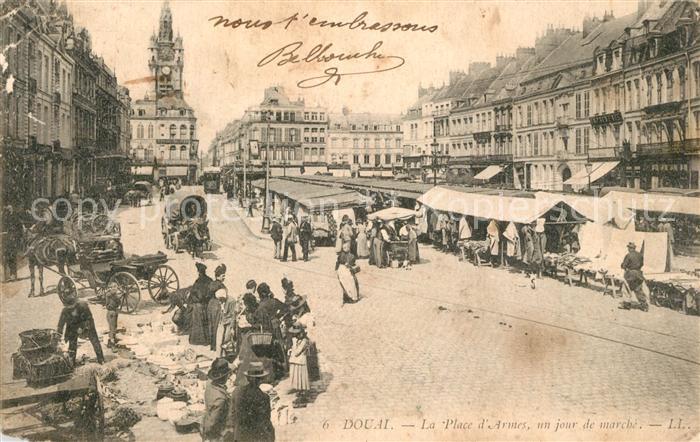 Douai 59 La Place d’Armes un jour de marche