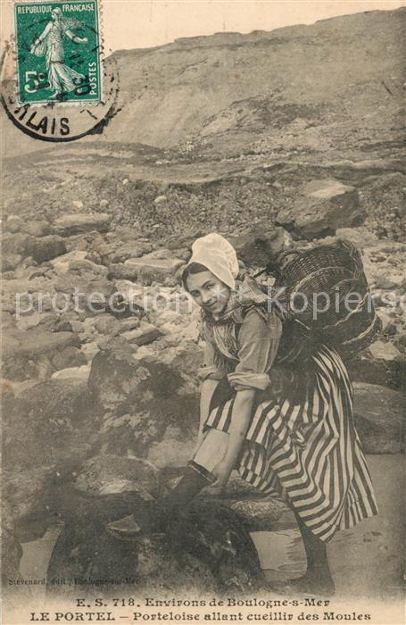 Le Portel Porteloise allant ceuillir des Moules