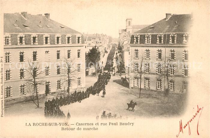 La Roche-sur-Yon Casernes et Rue Paul Baudry Retour de marche Soldats Militaire