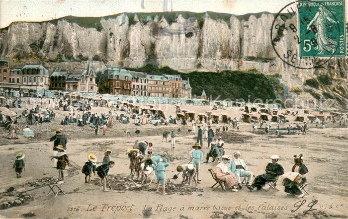 Le Treport La plage a marée basse et les falaises