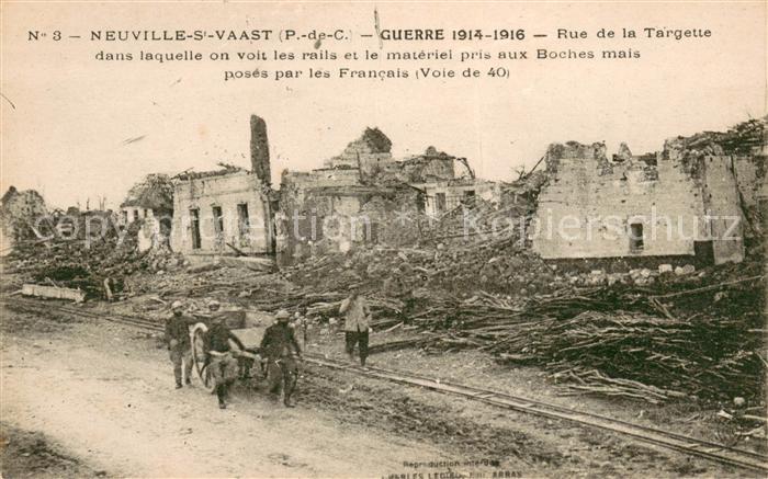 Neuville-Saint-Vaast Rue de la Targette dans laquelle on voit les rails et le ma