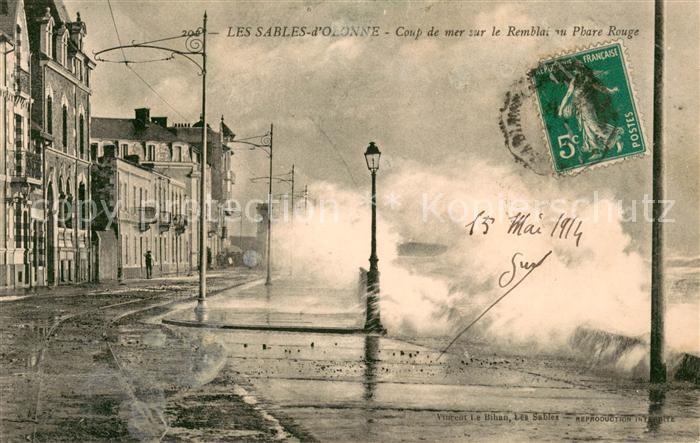 Les Sables-d Olonne Coup de mer sur le remblai au phare rouge