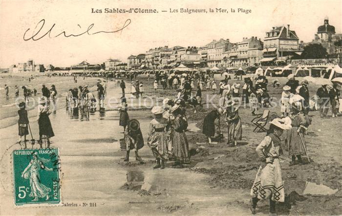Les Sables-d Olonne Les baigneurs la mer et la plage
