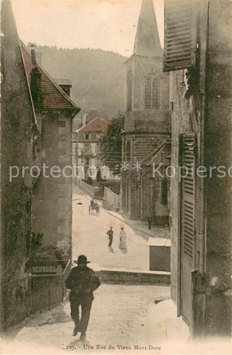Le Mont-Dore Puy de Dome Une rue dans le vieux Mont Dore