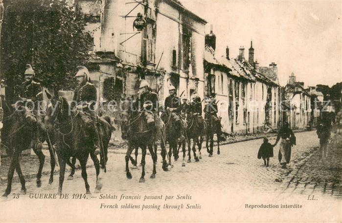 Senlis Oise Soldats francais passant par la ville Grande Guerre 1. Weltkrieg