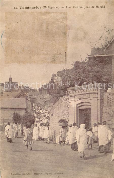 Tananarive Une rue un jour de marché