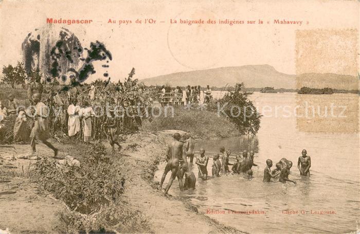 Madagascar Au pays de l'Or Baignade des indigènes sur la Mahavavy