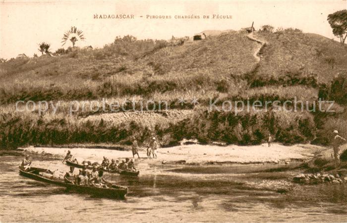 Madagascar Pirogues chargées de fécule