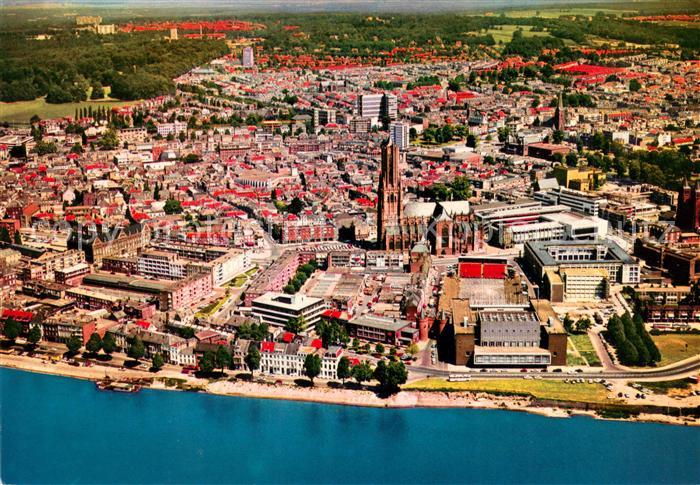 Arnhem Rijnkade med gezicht op de stad vanuit de lucht