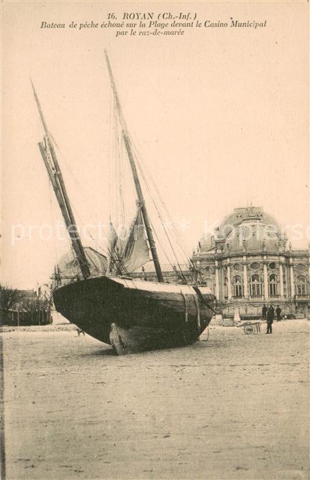 Royan 17 Bateau de pêche sur la plage devant le Casino Municipal