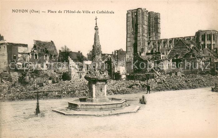 Noyon Oise Place de l Hôtel de Ville et Cathedrale Fontaine Ruines Grande Guerre