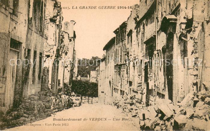 Verdun Meuse Une rue bombardée dans la ville Ruines