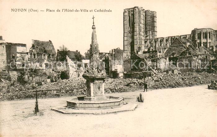 Noyon Oise Place de l’Hotel de Ville et Cathedrale