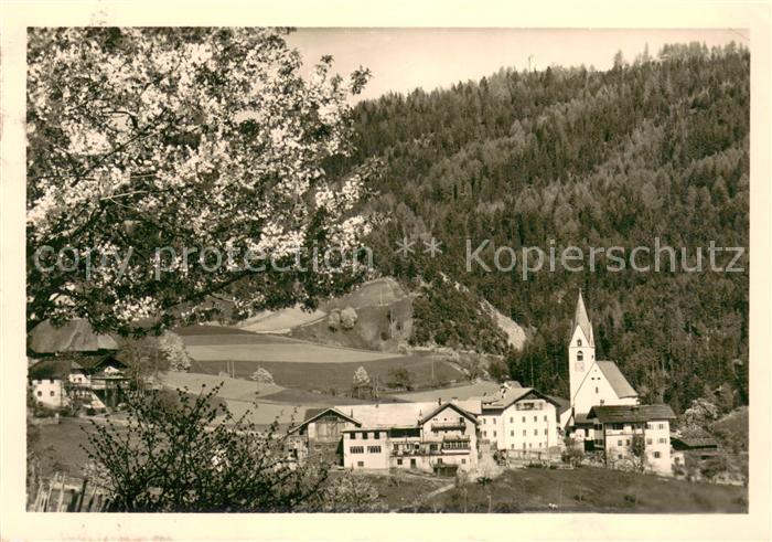 Moelten Suedtirol Bergdorf Ortsansicht mit Kirche