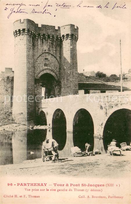 Parthenay Tour et Pont Saint Jacques vue prise sur la rive gauche du Thouet