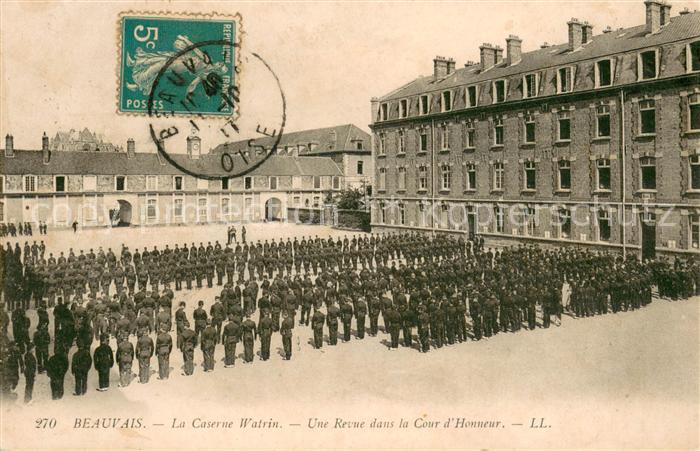 Beauvais Oise La Caserne Watrin Une Revue dans la Cour d Honneur